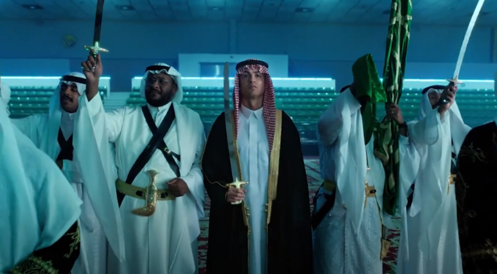 Ronaldo de espada na mão e vestido a rigor. Veja o vídeo publicado pelo Al Nassr.
