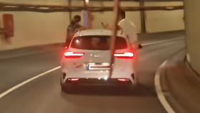 Carro de rent-a-car com passageiros sentados na janela (com v&iacute;deo)