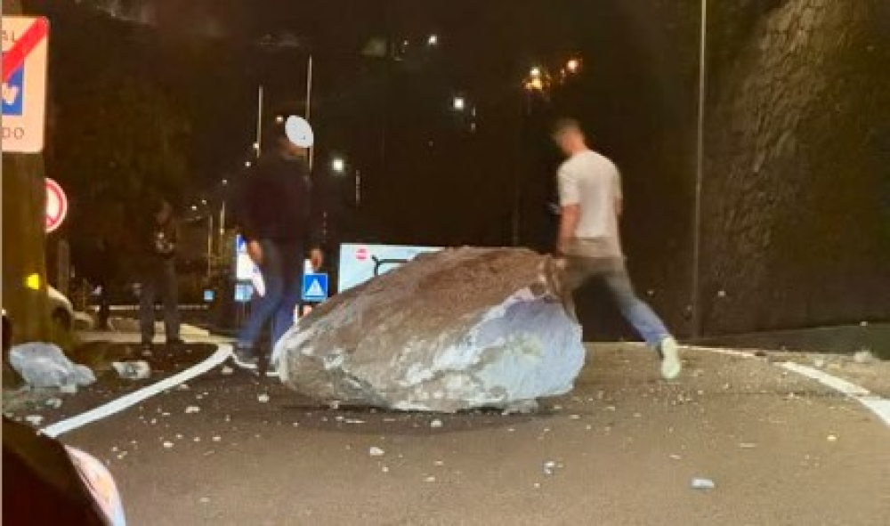 Pedra de grandes dimensões cai à saída da Via Rápida (com vídeo)