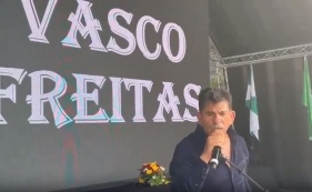 Vasco Freitas canta "Amor de Ver&atilde;o". Veja o momento.