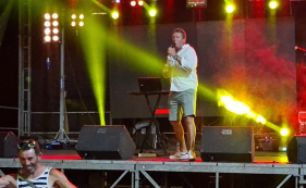 Oct&aacute;vio Freitas canta "Cora&ccedil;&atilde;o n&atilde;o tem idade". Veja o v&iacute;deo.