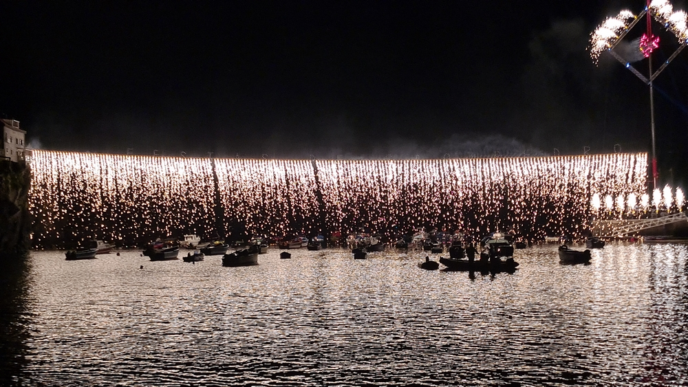 Espetacular cortina de fogo nas Festas de São Pedro, em Câmara de Lobos (com vídeo)