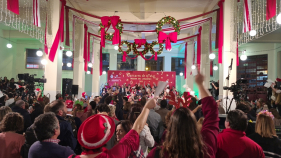 C&acirc;nticos de Natal na Pra&ccedil;a do Peixe. Veja o v&iacute;deo.