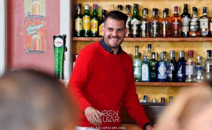 "Quem não come em casa"