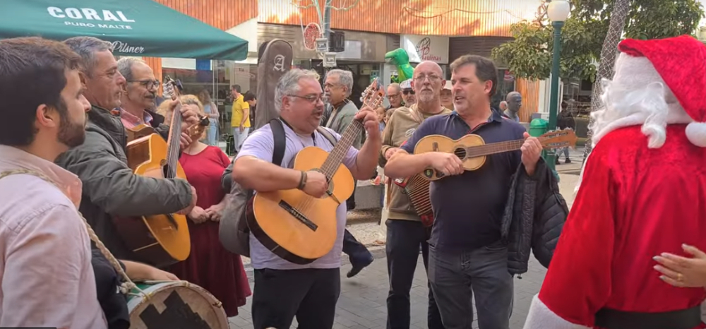 Animação na Rua Fernão de Ornelas. Veja o vídeo.