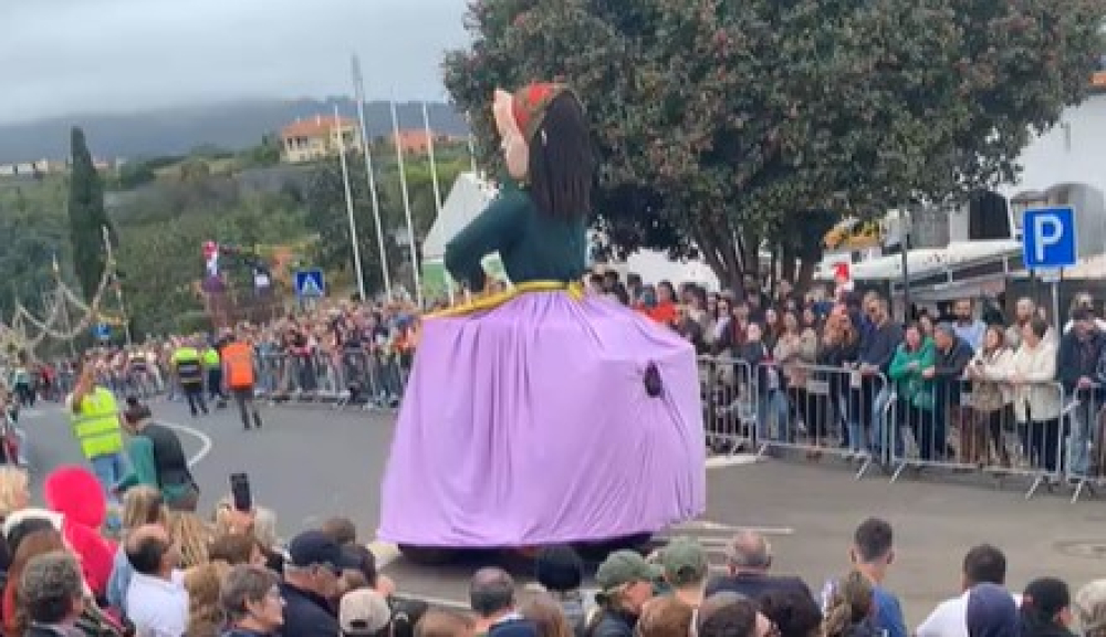 Multidão em Santana para ver o cortejo de Carnaval