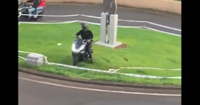 Motociclista "invade" rotunda e gera onda de contesta&ccedil;&atilde;o (com v&iacute;deo)