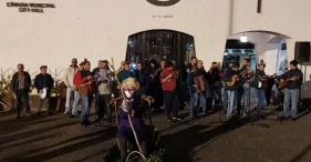 Despique no dia das comadres, em Santana. Veja a s&aacute;tira pol&iacute;tica e social.