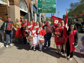 Esp&iacute;rito Santo celebrado em Londres com visita pascal da comunidade madeirense (com fotos)