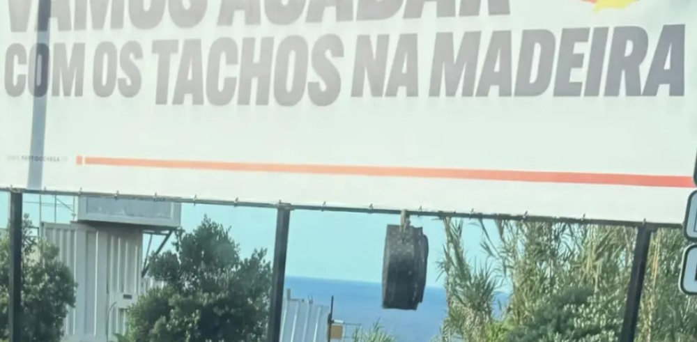As "malas misteriosas" em cartazes de campanha do CHEGA