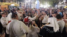Grupo de Folclore Monte Verde anima Placa Central. Veja o v&iacute;deo.