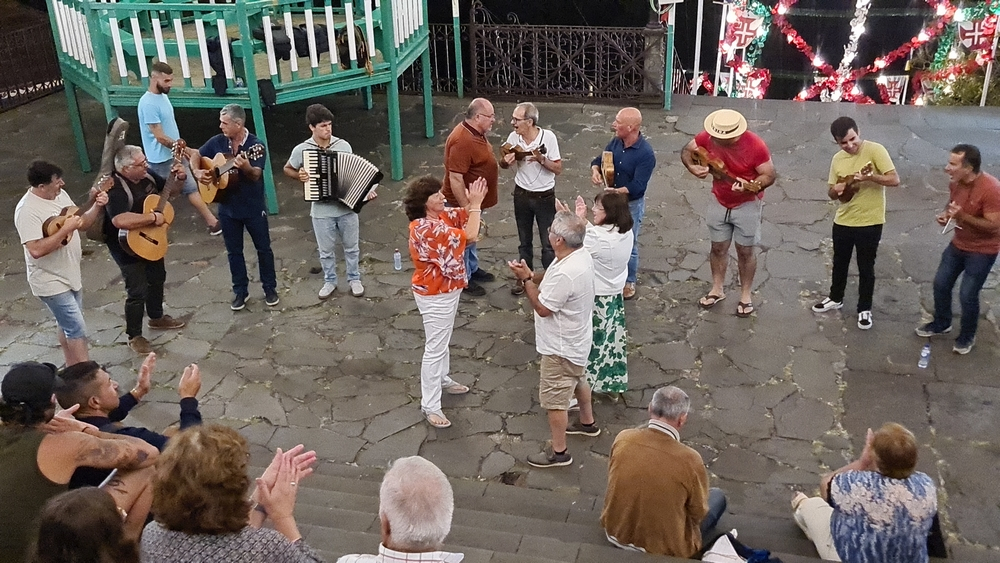 Madeira Despique canta "O Sertão" nas novenas do Monte (vídeo)