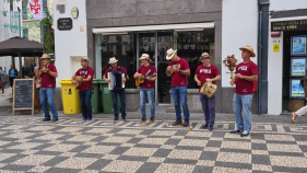 Grupo "Seca Pipas" canta "O vinho da Clarinha" nas Festas da S&eacute;. Espreite o v&iacute;deo.