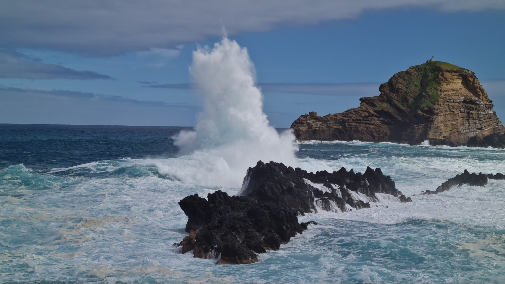 Ondulação forte atrai turistas e residentes, no Porto Moniz (vídeo)
