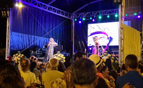M&oacute;nica Sintra canta "Na minha cama com ela". Veja o momento