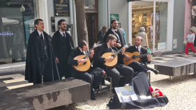 Grupo de Fados do Porto anima baixa do Funchal (com v&iacute;deo)