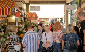 Enchente no Mercado para ver e comprar flores (v&iacute;deo)