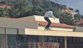 Escola usada para acrobacias com skate (com v&iacute;deo)