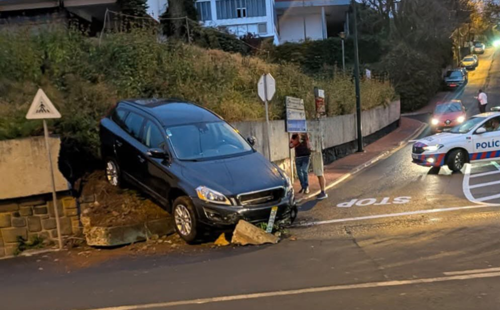 Viatura cai de parque de estacionamento