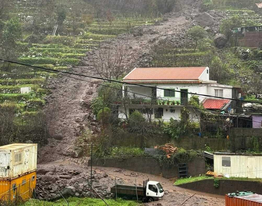 Derrocada no Curral das Freiras causa prejuízos em viaturas.
