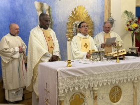 Igreja Scalabrini, em Londres, re&uacute;ne fi&eacute;is de v&aacute;rias nacionalidades na celebra&ccedil;&atilde;o da Quinta-Feira Santa