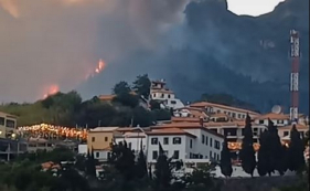 V&iacute;deo mostra chamas no Pico Fur&atilde;o, no Curral das Freiras (v&iacute;deo)