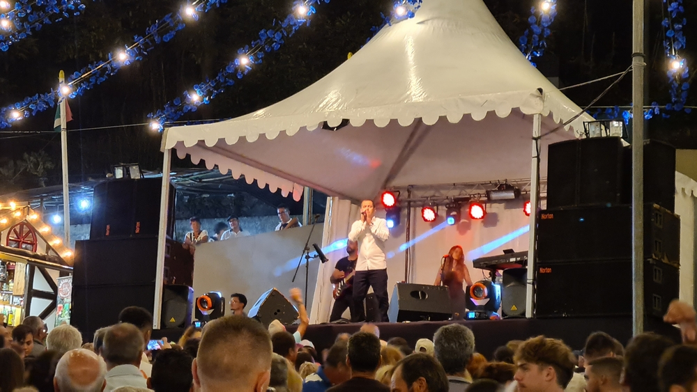 Álvaro Florença canta "Ilha da Madeira", no Rosário. Veja o vídeo.