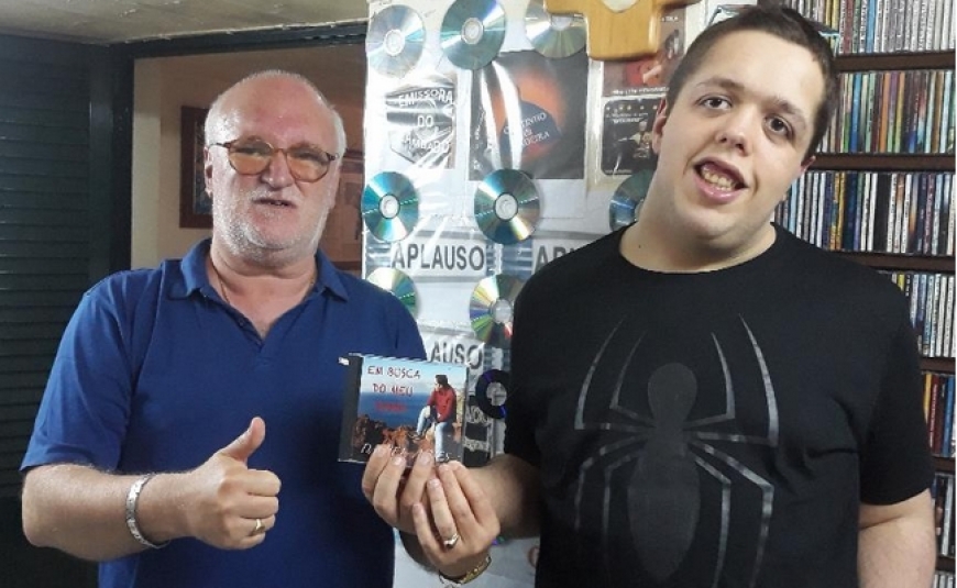 Daniel Alves lança primeiro CD