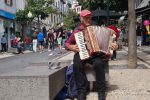 Homem do acordeão anima ruas do Funchal
